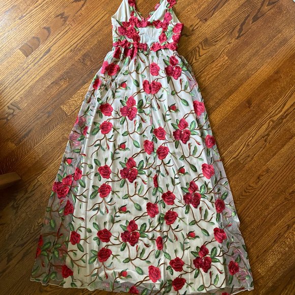 LAST CHANCE: Alice + Olivia Embroidered Red Floral V-Neck Gown - Size 0 - Picture 11 of 16